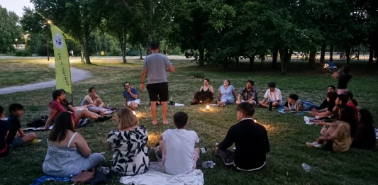 Castelsarrasin. Une soirée Loups-Garous au parc de Clairefont le 28 août Participants assis en cercle autour de bougies lors d'une soirée Loup-Garous à Castelsarrasin