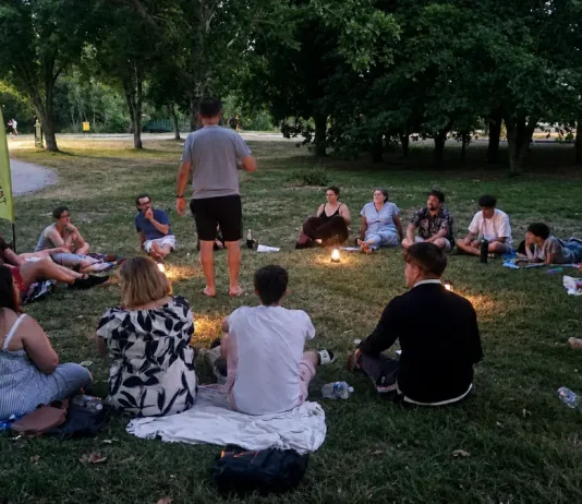 Castelsarrasin. Une soirée Loups-Garous au parc de Clairefont le 28 août Participants assis en cercle autour de bougies lors d'une soirée Loup-Garous à Castelsarrasin