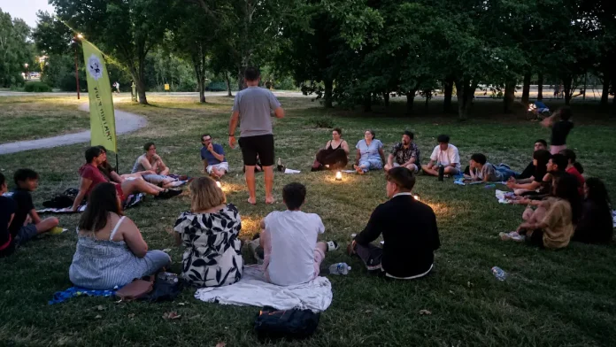 Participants assis en cercle autour de bougies lors d'une soirée Loup-Garous à Castelsarrasin