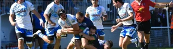 Un joueur de l'Avenir Moissagais plaqué par la défense de Bon Encontre lors du match de Fédérale 3