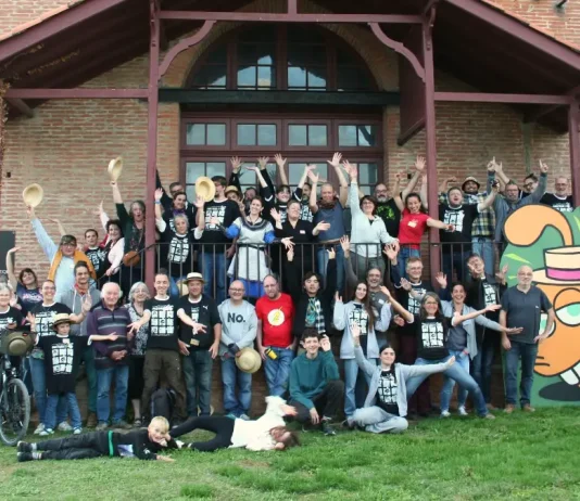 Plus de 400 jeux à tester gratuitement ce week-end à Saint-Nicolas-de-la-Grave Des bénévoles du festival Alors Jouons ! lors de l'édition 2025 à Saint-Nicolas-de-la-Grave