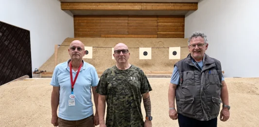 Castelsarrasin. Le club de tir fait sa rentrée avec le plaisir comme ligne de mire Éric Mauguy, Jean-Louis Martinez et Gilles Neupont devant les cibles du CSA Tir 31 à Castelsarrasin