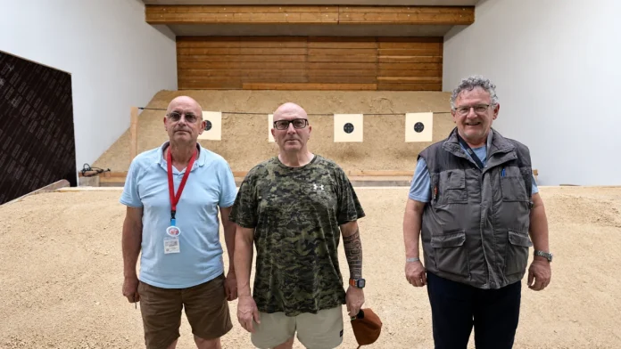 Éric Mauguy, Jean-Louis Martinez et Gilles Neupont devant les cibles du CSA Tir 31 à Castelsarrasin