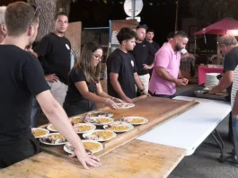 Moissac. La fête de la Mégère attire la foule et signe une année record à la pétanque Les bénévoles de la fête de la Mégère à Moissac préparent les assiettes lors du repas