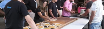 Les bénévoles de la fête de la Mégère à Moissac préparent les assiettes lors du repas