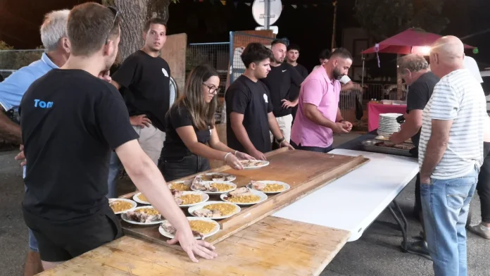 Les bénévoles de la fête de la Mégère à Moissac préparent les assiettes lors du repas