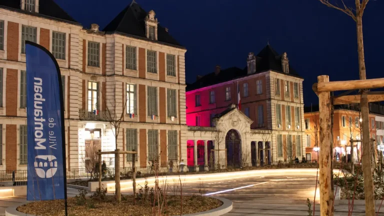 La préfecture de Tarn-et-Garonne vue depuis la place Foch à Montauban