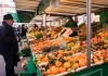 Montauban. Les seniors peuvent désormais être conduits de chez eux jusqu’au marché Un homme âgé devant un étal de fruits sur un marché