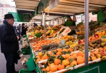 Montauban. Les seniors peuvent désormais être conduits de chez eux jusqu’au marché Un homme âgé devant un étal de fruits sur un marché