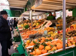 Montauban. Les seniors peuvent désormais être conduits de chez eux jusqu’au marché Un homme âgé devant un étal de fruits sur un marché