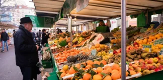 Montauban. Les seniors peuvent désormais être conduits de chez eux jusqu’au marché Un homme âgé devant un étal de fruits sur un marché