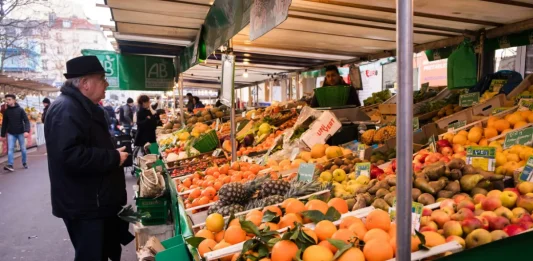 Montauban. Les seniors peuvent désormais être conduits de chez eux jusqu’au marché Un homme âgé devant un étal de fruits sur un marché