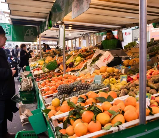 Montauban. Les seniors peuvent désormais être conduits de chez eux jusqu’au marché Un homme âgé devant un étal de fruits sur un marché