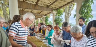 Moissac. Tarte géante, ferme pédagogique, concerts… la Fête des fruits et saveurs revient ce week-end Découpe de la tarte géante au Chasselas lors de la Fête des fruits et saveurs à Moissac