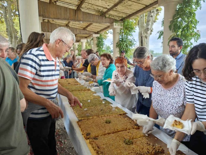 La tarte géante au Chasselas à la Fête des fruits et saveurs de Moissac Découpe de la tarte géante au Chasselas lors de la Fête des fruits et saveurs à Moissac
