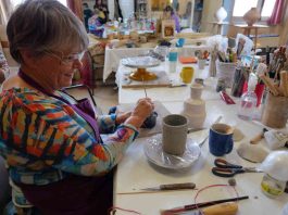 Moissac. L’Université populaire ouvre ses portes samedi avec de nouveaux ateliers Une participante lors d'un atelier de céramique à l'Université populaire de Moissac