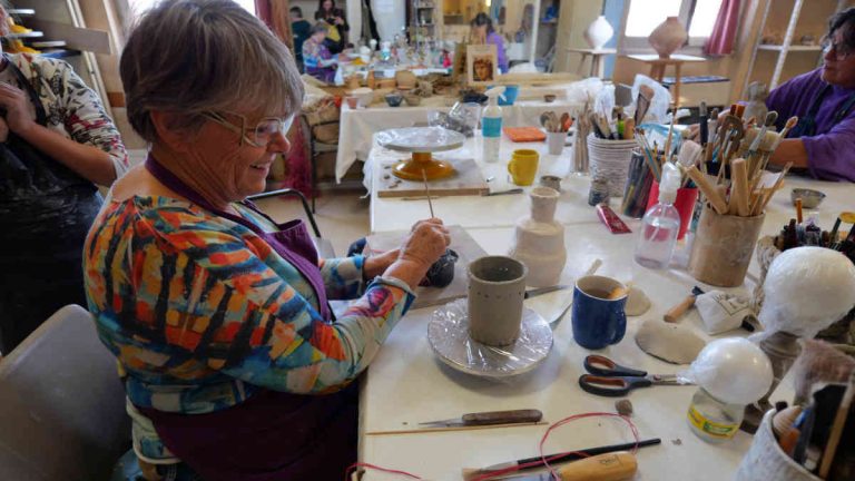 Une participante lors d'un atelier de céramique à l'Université populaire de Moissac