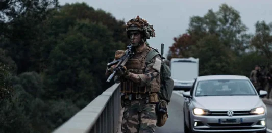Montauban. 120 parachutistes vont investir le centre-ville pour un exercice grandeur nature Un sapeur-parachutiste du 17e RGP progresse lors d’un exercice militaire