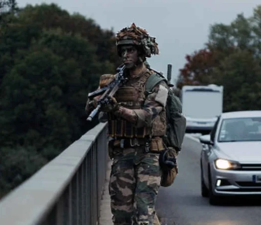 Montauban. 120 parachutistes vont investir le centre-ville pour un exercice grandeur nature Un sapeur-parachutiste du 17e RGP progresse lors d’un exercice militaire