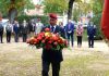 Tarn-et-Garonne. Le cri d’alarme des associations patriotiques face au manque de relève Éric Guichard portant une gerbe de fleurs lors de la cérémonie des 20 ans de l'ADACME