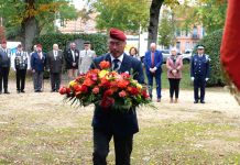 Tarn-et-Garonne. Le cri d’alarme des associations patriotiques face au manque de relève Éric Guichard portant une gerbe de fleurs lors de la cérémonie des 20 ans de l'ADACME