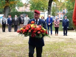 Tarn-et-Garonne. Le cri d’alarme des associations patriotiques face au manque de relève Éric Guichard portant une gerbe de fleurs lors de la cérémonie des 20 ans de l'ADACME