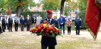 Tarn-et-Garonne. Le cri d’alarme des associations patriotiques face au manque de relève Éric Guichard portant une gerbe de fleurs lors de la cérémonie des 20 ans de l'ADACME