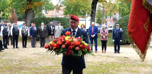 Tarn-et-Garonne. Le cri d’alarme des associations patriotiques face au manque de relève Éric Guichard portant une gerbe de fleurs lors de la cérémonie des 20 ans de l'ADACME