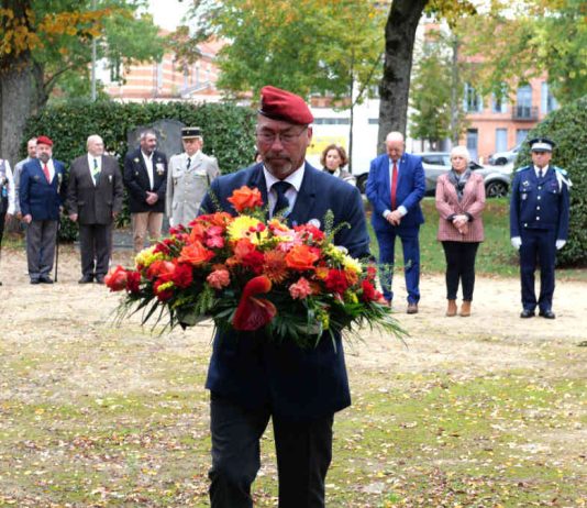 Tarn-et-Garonne. Le cri d’alarme des associations patriotiques face au manque de relève Éric Guichard portant une gerbe de fleurs lors de la cérémonie des 20 ans de l'ADACME