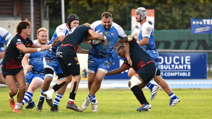 Fédérale 3 : l'Avenir moissagais face à Villeneuve Un joueur de l'Avenir moissagais, ballon en main, tente de franchir la défense de Villeneuve lors du match de Fédérale 3