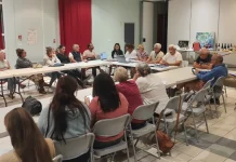 Deux Jours de Montcuq : cinquante éditions, 200 kilomètres et des générations de bénévoles Réunion des organisateurs et bénévoles des Deux Jours de Montcuq dans la salle des fêtes