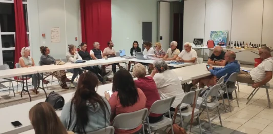 Deux Jours de Montcuq : cinquante éditions, 200 kilomètres et des générations de bénévoles Réunion des organisateurs et bénévoles des Deux Jours de Montcuq dans la salle des fêtes