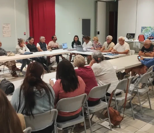Deux Jours de Montcuq : cinquante éditions, 200 kilomètres et des générations de bénévoles Réunion des organisateurs et bénévoles des Deux Jours de Montcuq dans la salle des fêtes
