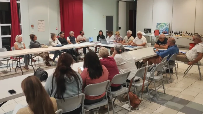 Réunion des organisateurs et bénévoles des Deux Jours de Montcuq dans la salle des fêtes