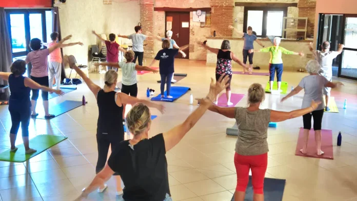 Séance de Pilates avec Valérie et les adhérents de Gym Attitude à Miramont-de-Quercy.