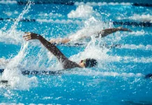 Montauban. Des médaillés olympiques attendus à Ingréo pour les championnats militaires de natation Nageurs en compétition dans une piscine, dans plusieurs couloirs de nage