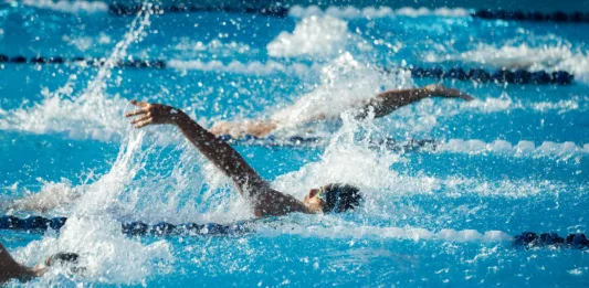 Montauban. Des médaillés olympiques attendus à Ingréo pour les championnats militaires de natation Nageurs en compétition dans une piscine, dans plusieurs couloirs de nage