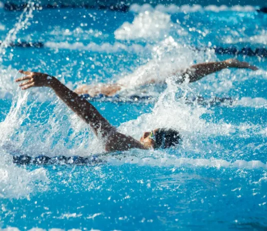 Montauban. Des médaillés olympiques attendus à Ingréo pour les championnats militaires de natation Nageurs en compétition dans une piscine, dans plusieurs couloirs de nage