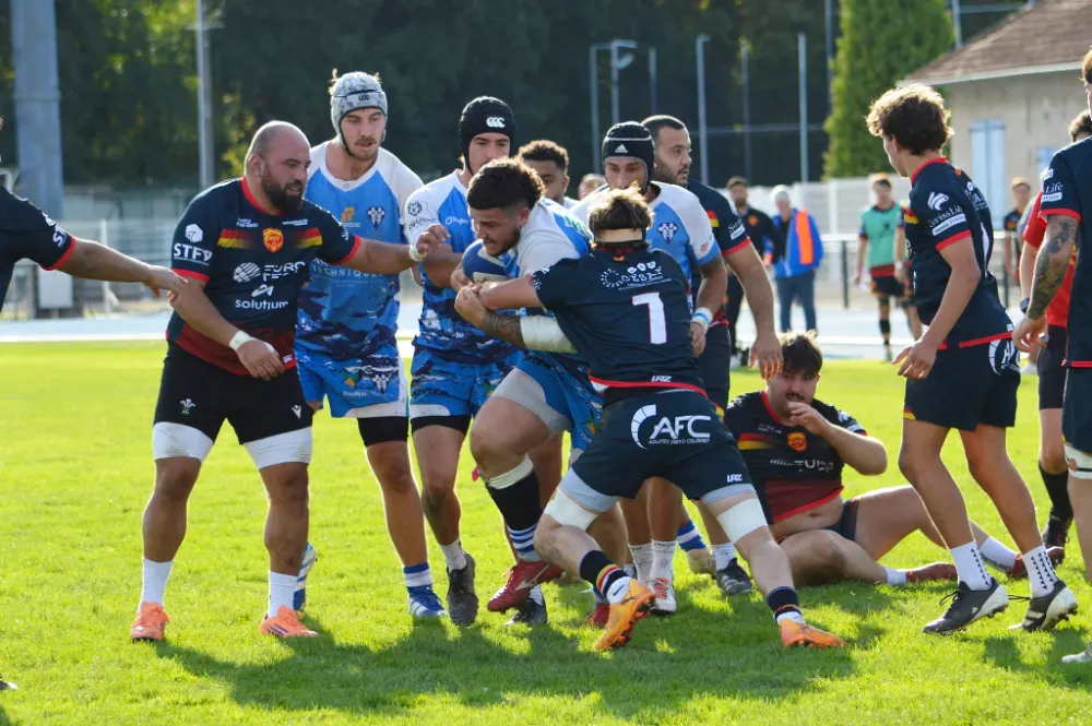 Fédérale 3. Moissac s'impose face à Villeneuve XV : « Ces deux victoires font vraiment du bien » 1 Un joueur de l'Avenir moissagais au contact de plusieurs défenseurs de Villeneuve lors d'une rencontre de Fédérale 3