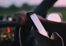 Tarn-et-Garonne : dès le 1er novembre, le téléphone au volant pourrait vous coûter six mois de permis Conducteur utilisant un téléphone tenu en main au volant d'une voiture