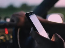 Tarn-et-Garonne : dès le 1er novembre, le téléphone au volant pourrait vous coûter six mois de permis Conducteur utilisant un téléphone tenu en main au volant d'une voiture