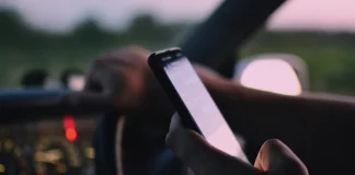 Tarn-et-Garonne : dès le 1er novembre, le téléphone au volant pourrait vous coûter six mois de permis Conducteur utilisant un téléphone tenu en main au volant d'une voiture