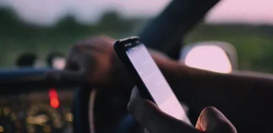 Tarn-et-Garonne : dès le 1er novembre, le téléphone au volant pourrait vous coûter six mois de permis Conducteur utilisant un téléphone tenu en main au volant d'une voiture